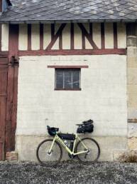 Bikepacking paklijst lichtgewicht fietsvakantie Frankrijk Schuur